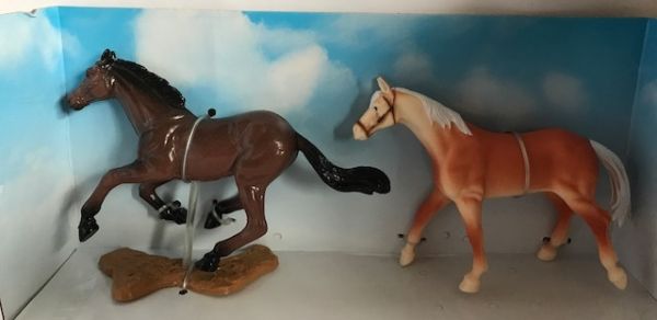 NEW37095C - Coffret de 2 Chevaux Marron et un marron clair et Beige - 1