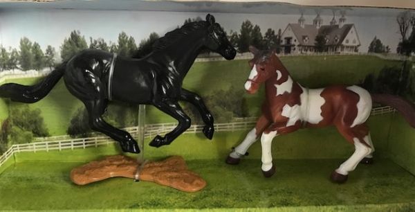 NEW37095E - Coffret de 2 Chevaux Noir et Marron/Blanc - 1