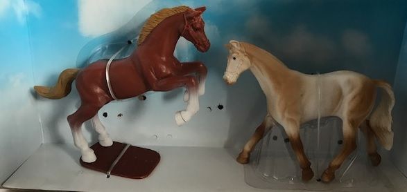 NEW37095F - Coffret de 2 Chevaux avec un cheval marron debout et un Blanc et beige - 1