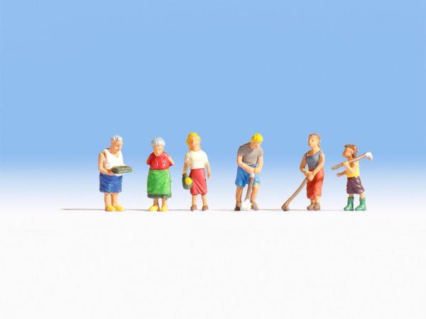 NOC15569 - Famille dans le jardin - 1