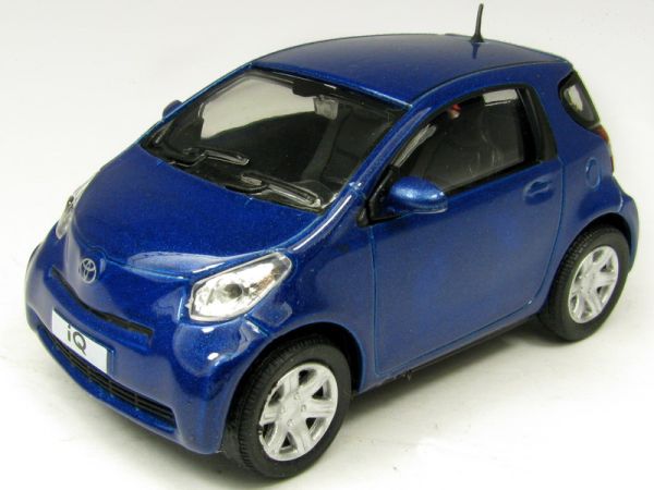 CAR143PND - TOYOTA IQ bleue - 1