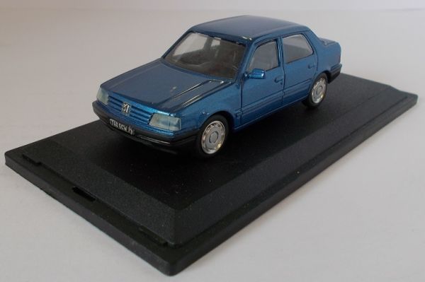 PARAD77 - PEUGEOT 309 bleue métallisée - 1