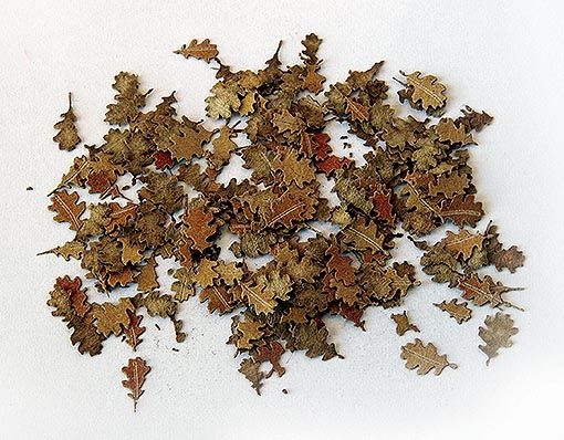PLS225 - Feuilles de chêne marrons miniatures de 4mm pour diorama - 1