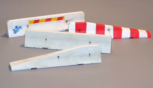 PLS4042 - 4 glissières de sécurités de bord de route miniatures à peindre pour diorama d'une longeur totale de 32cm - 1