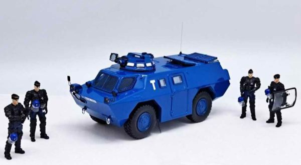 PER724PARIS - BERLIET VXB 170 VBRG Gendarmerie – Manifestation gilets jaunes – Paris 2018 avec 4 figurines - 1