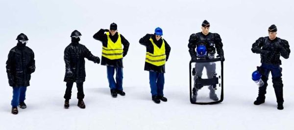 PER743 - Set de 6 figurines – Gendarmes policier CRS et Manifestants gilets jaunes - 1