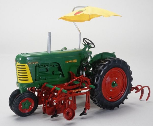 SCT562 - OLIVER Super 88 row crop avec cultivateur et ombrelle - 1