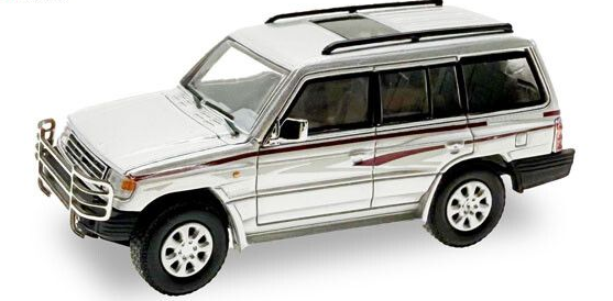 HER87MC000042 - MITSUBISHI Pajero argent - 1