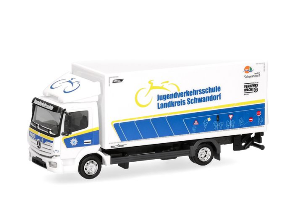 HER098915 - MERCEDES BENZ Atego 2013 avec caisse et hayon - école de conduite de Schwandorf - 1