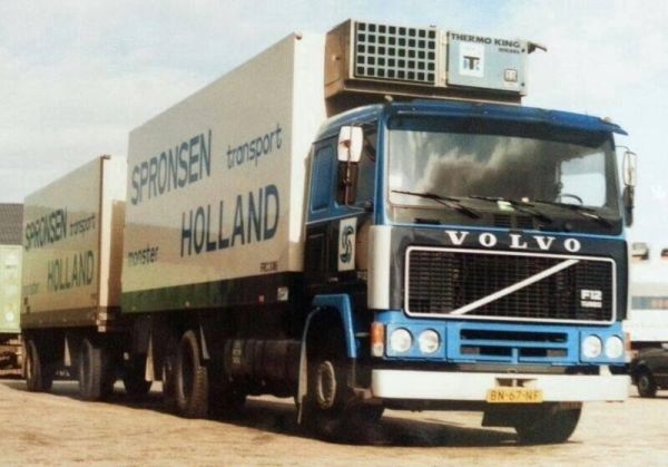Figurine VOLVO F12 porteur caisse frigorifique 6x2 avec remorque