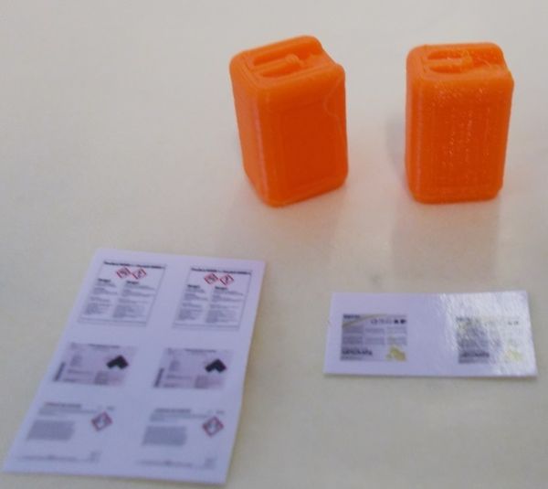 UM168_ORANGE - 2 bidons 20L miniatures oranges avec décalques - 1