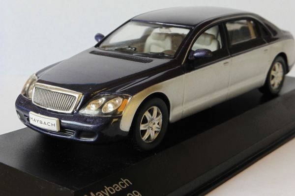 WBX110 - MAYBACH 62 2009 limousine bleue flancs gris - 1