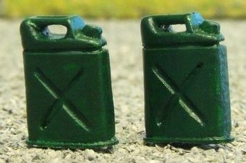 WM028 - 2 jerricans d'essence - En miniature - 1