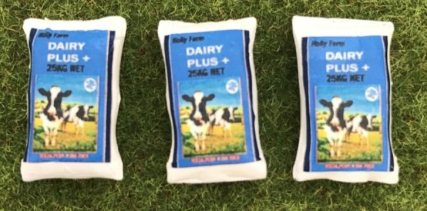 WM033C - 3 sacs de nourriture pour vaches - En miniature - 1