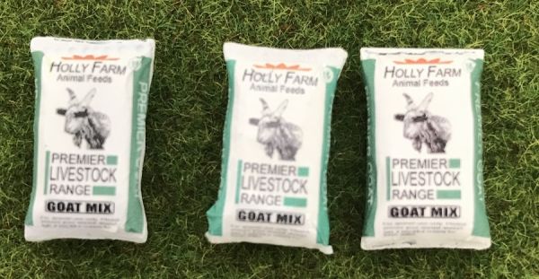 WM033N - 3 sacs de nourriture pour chèvres - En miniature - 1