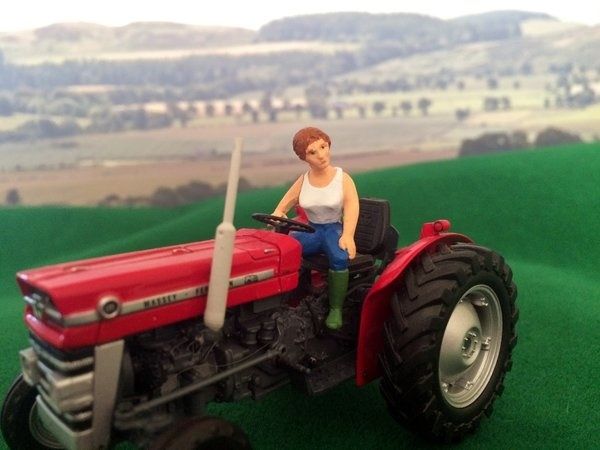 WM083S - Conductrice de tracteur - SINEAD - En miniature - 1