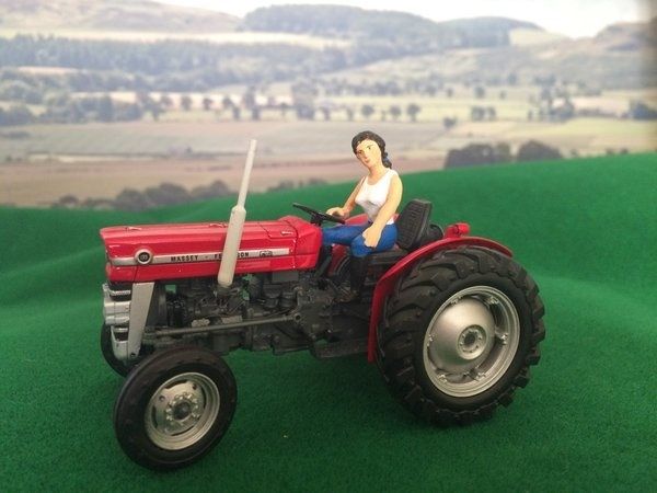 WM083Y - Conductrice de tracteur - YVETTE - En miniature - 1