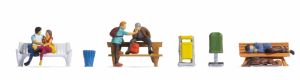 Personnes sur des bancs
