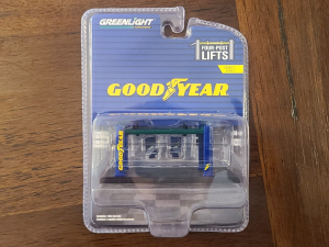 Sollevatore A Quattro Montanti Michelin 1/64 Greenlight 16130B - Blu/Giallo