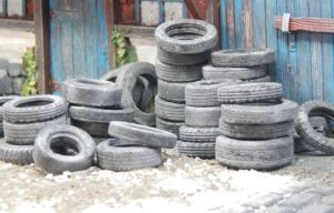 JUW23349 - 120 gr de vieux pneus de voitures – environ 50 pièces