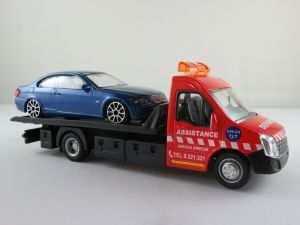 Camion dépanneuse avec BMW 335i coupé bleue