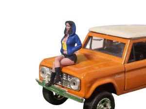 ATLAN32022_BLEU_JAUNE - Femme assise avec sweat à capuche bleu et jaune