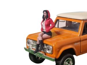 ATLAN32022_ROUGE_BLANC - Femme assise avec sweat à capuche rouge et blanc