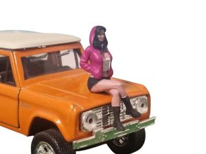 ATLAN32022_ROSE_NOIR - Femme assise avec sweat à capuche rose et noir