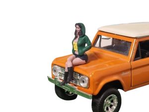 ATLAN32022_VERT_JAUNE - Femme assise avec sweat à capuche vert et jaune