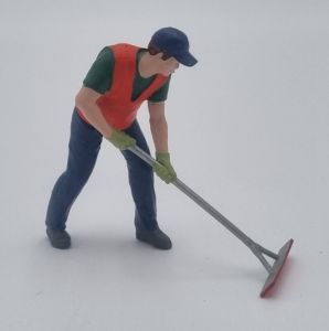 ATLAN32046 - Homme chantier avec racloir à bitume