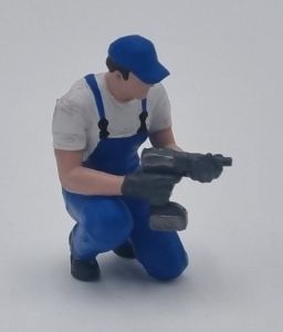 ATLAN32047_BLEU - Mécanicien à genoux avec clé à choc  - bleu