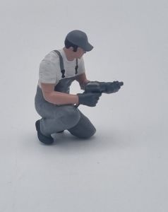 ATLAN32047_GRISC - Mécanicien à genoux avec clé à choc - gris clair