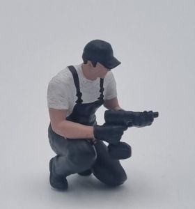 ATLAN32047_GRISF - Mécanicien à genoux avec clé à choc - gris foncé