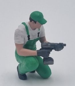 ATLAN32047_VERT - Mécanicien à genoux avec clé à choc - vert