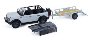 GREEN32330-D - FORD Bronco 4 portes vert cactus avec remorque plateau et moto 2021  de la série HITCH & TOW sous blister