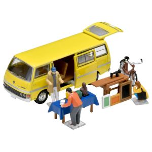 TOM325246 - Marché aux puces avec NISSAN Homy Van jaune et accessoires