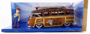 JAD33176 - VOLKSWAGEN Combi 1963 avec figurine WOODY