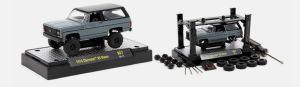 M2M-37000-67-A - CHEVROLET K5 Blazer 1974 gris MODEL KIT sous blister