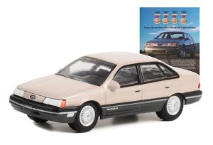 GREEN39110-E - FORD Taurus 1989 beige de la série VINTAGE AD CARS sous blister