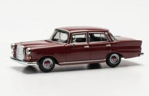 HER420457-002 - MERCEDES 200 fintail rouge vin