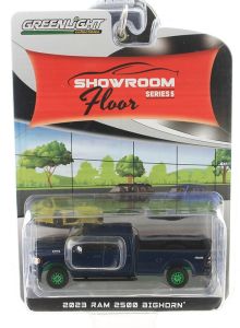 GREEN68050-AVERT - DODGE Ram 2500 Bighorn 2023 bleu avec jantes vertes de la série SHOWROOM FLOOR sous blister