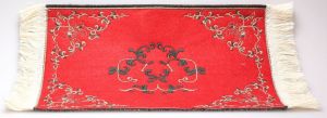 AKI0176 - Tapis rouge pour maison de poupée dimension 24 x 15 cm