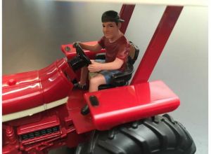 Jeune homme conduisant tracteur