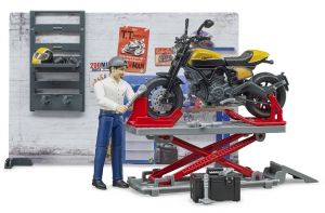 BRU62102 - Mécanicien avec moto DUCATI Scrambler et accessoires