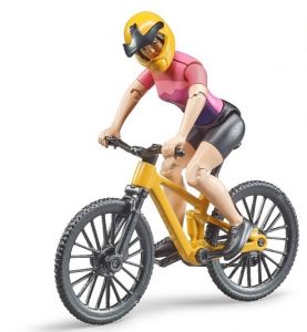 Femme cycliste avec vélo