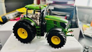 CW0247 - JOHN DEERE 6R 250 avec roues artisanal et accessoires 