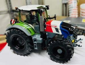 CW0290 - FENDT 728 Vario Bleu Blanc Rouge