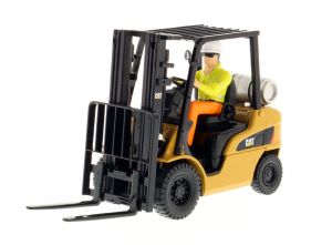 Chariot élévateur CATERPILLAR P5000 avec cariste