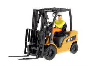 Chariot élévateur CATERPILLAR 25 avec cariste