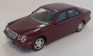 MERCEDES BENZ E-Class berline bordeau vendue en boite abimée